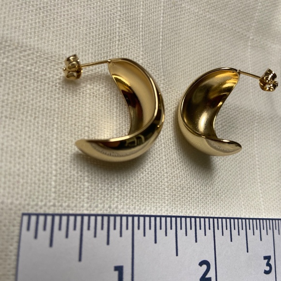 Gold plated crescent moon stud earring - Picture 4 of 4